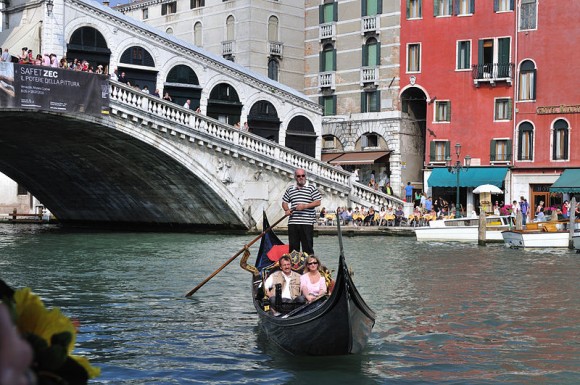 Grand_Canal_-_Rialto_-_Venice_Italy_Venezia_-_Creative_Commons_by_gnuckx