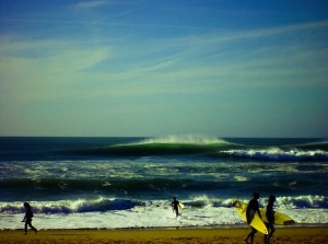 Surfing in Hossegor by le-landais (creative commons)